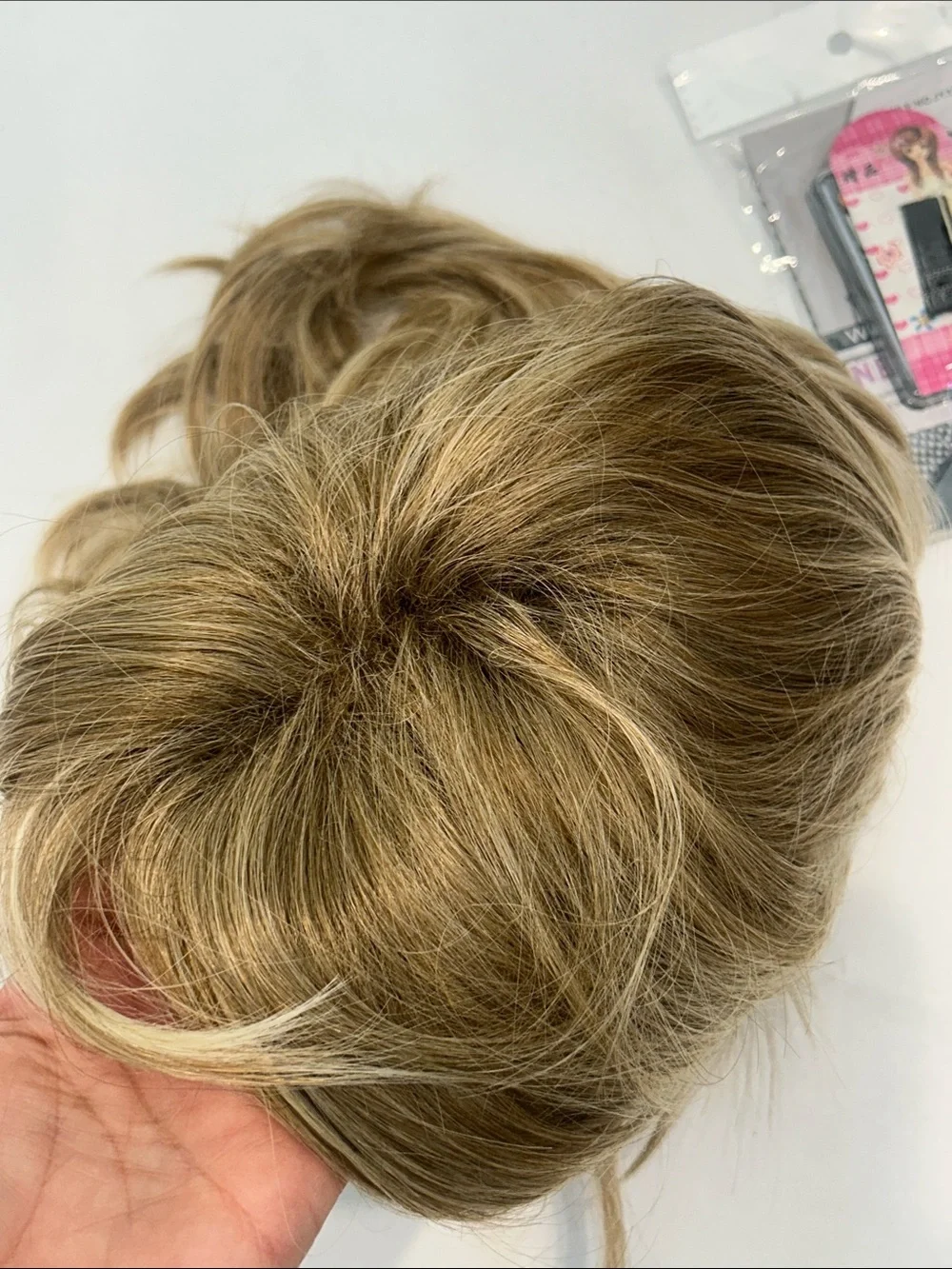 Blonde highlight medium Women’s synthetic hair wig new w tag, cap, & Bobby pins